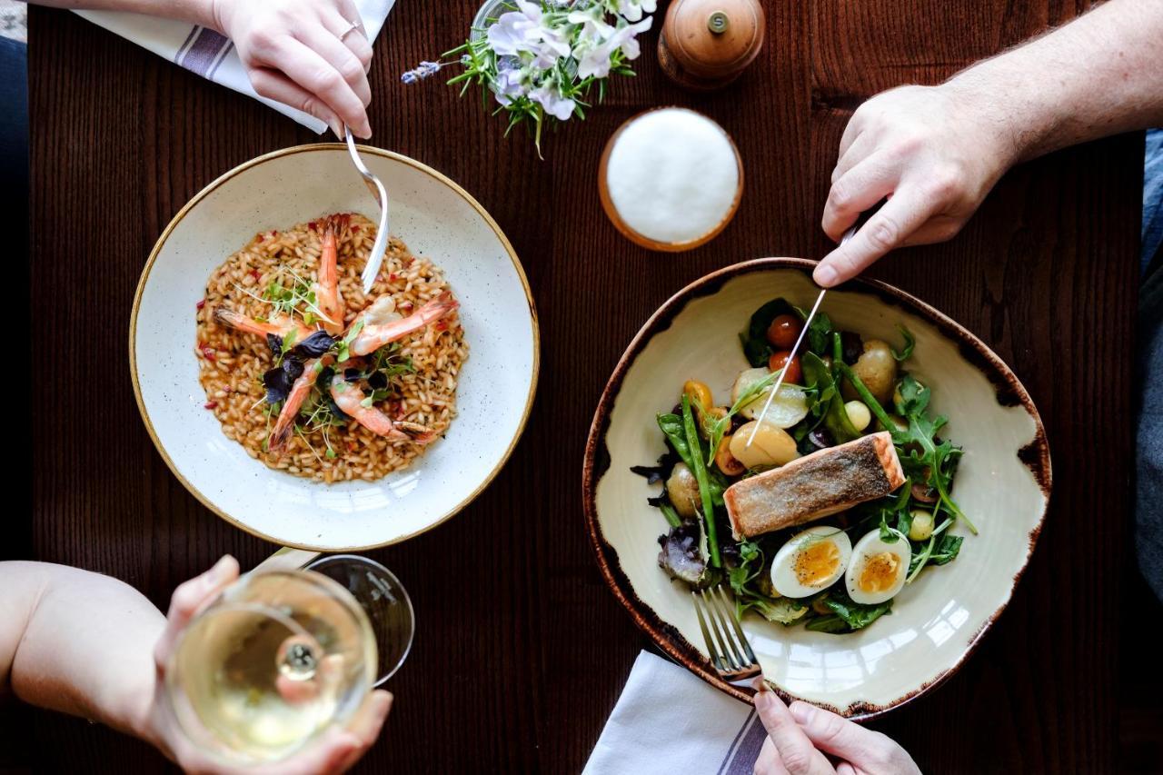 The Bower Inn 브리지워터 외부 사진 Dishes at the restaurant