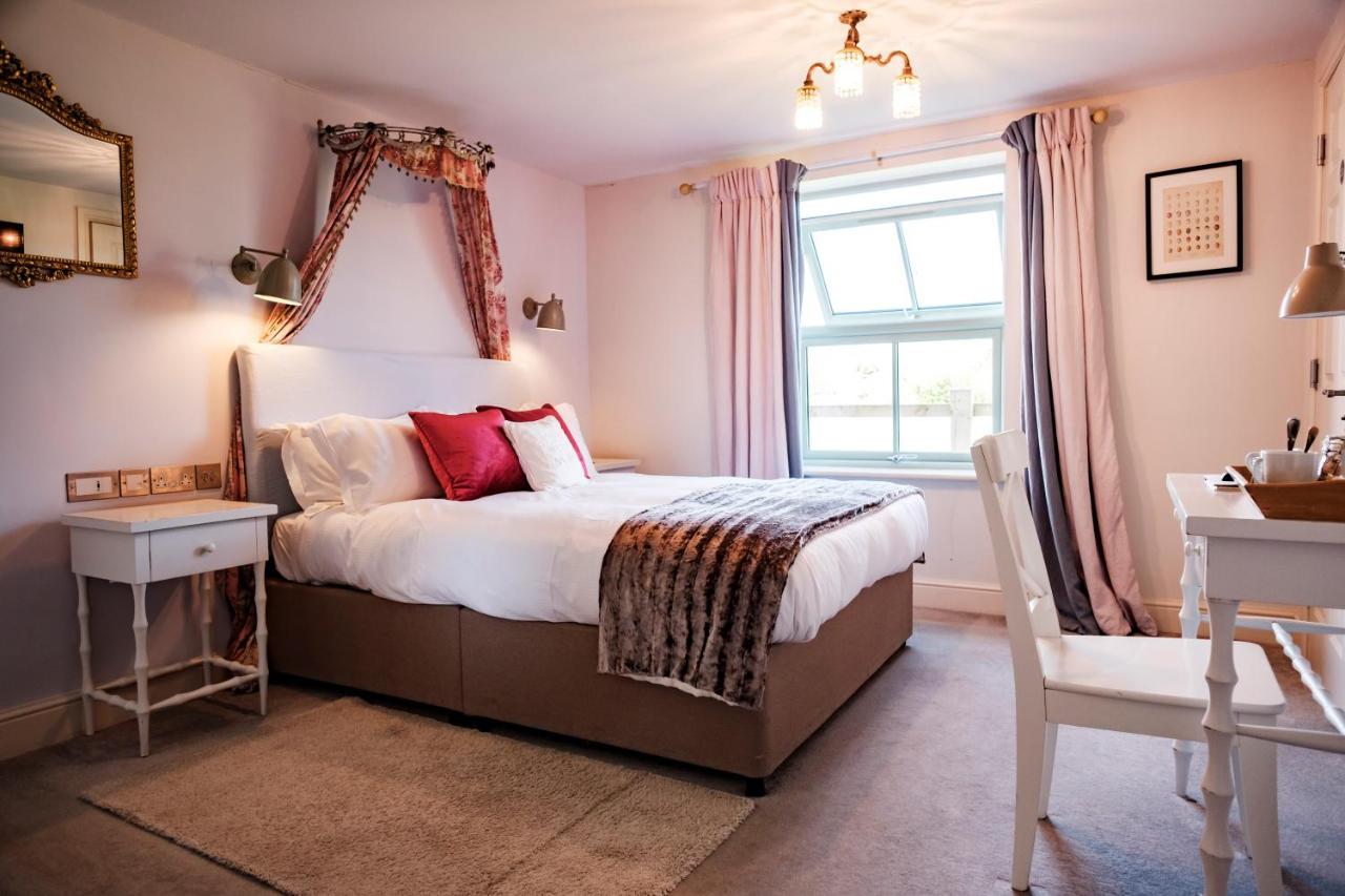 The Bower Inn 브리지워터 외부 사진 A bedroom at The Old Vicarage Hotel