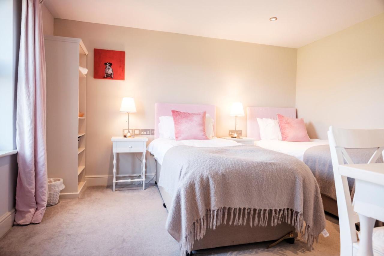 The Bower Inn 브리지워터 외부 사진 A bedroom at The Old Vicarage