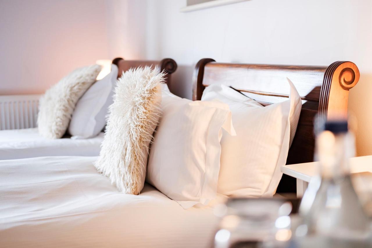 The Bower Inn 브리지워터 외부 사진 A bed with pillows