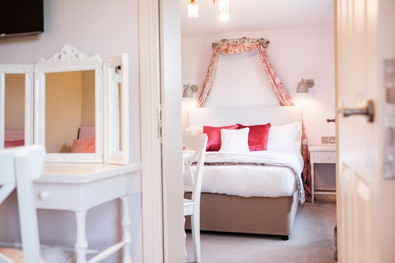 The Bower Inn 브리지워터 외부 사진 A bedroom at The Swan Hotel