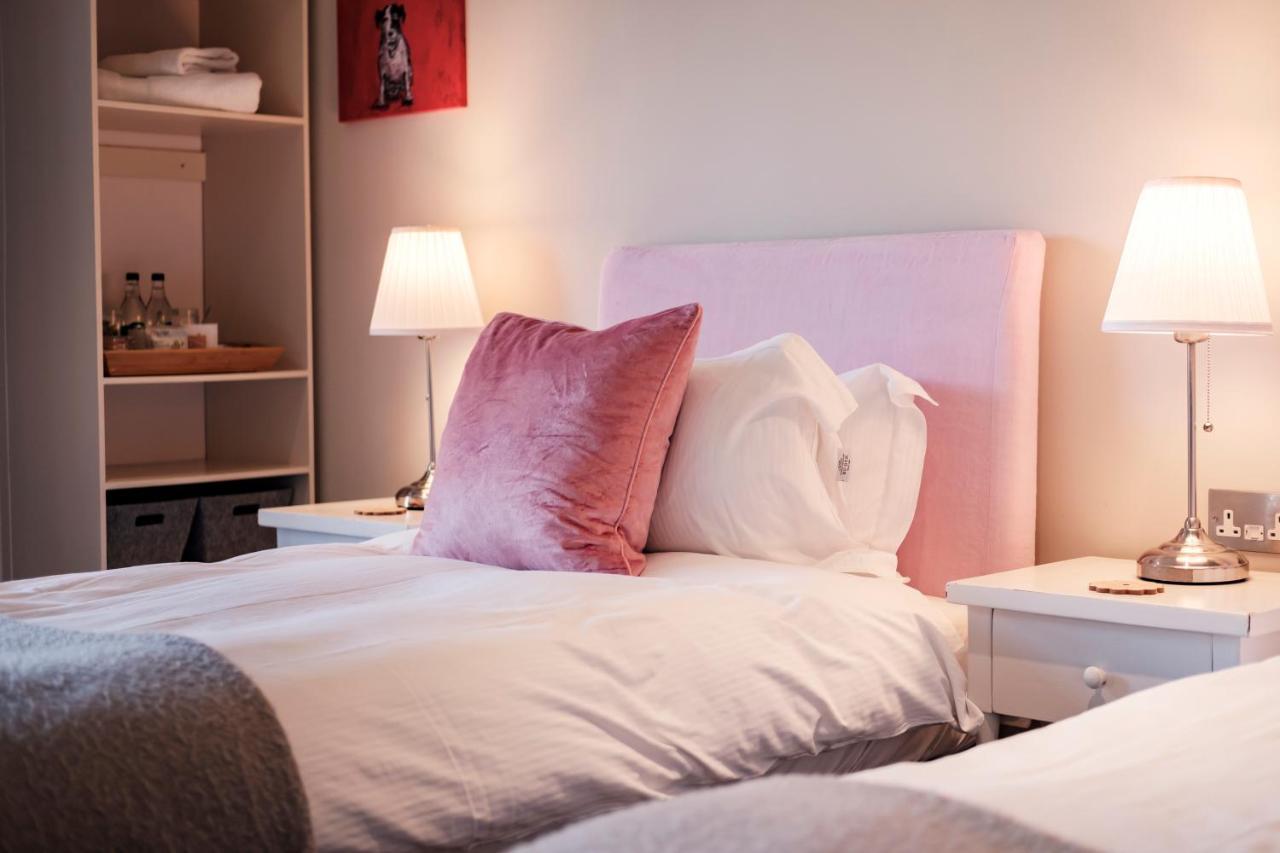 The Bower Inn 브리지워터 외부 사진 A bed with a headboard