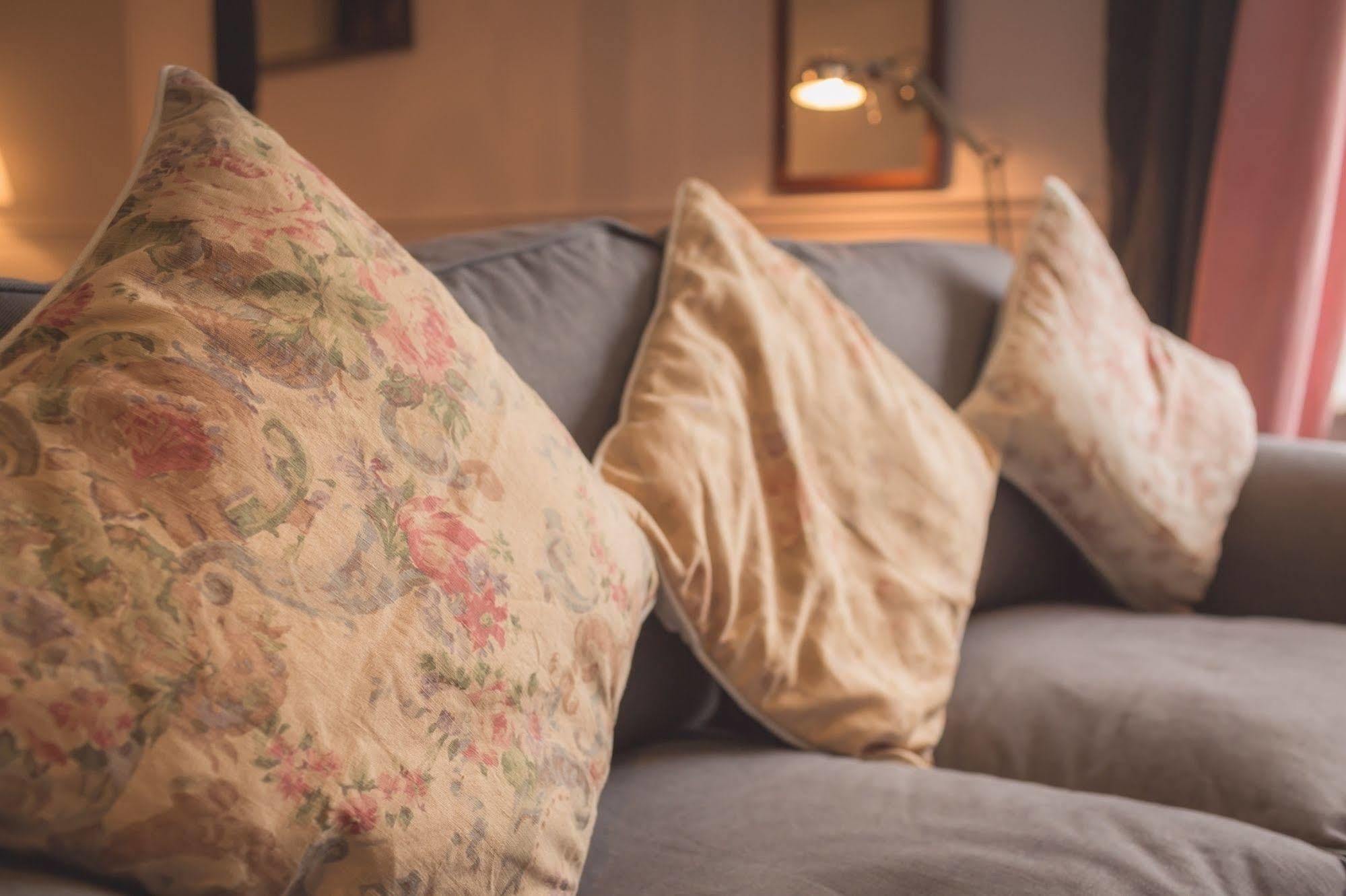 The Bower Inn 브리지워터 외부 사진 Cushions on a sofa
