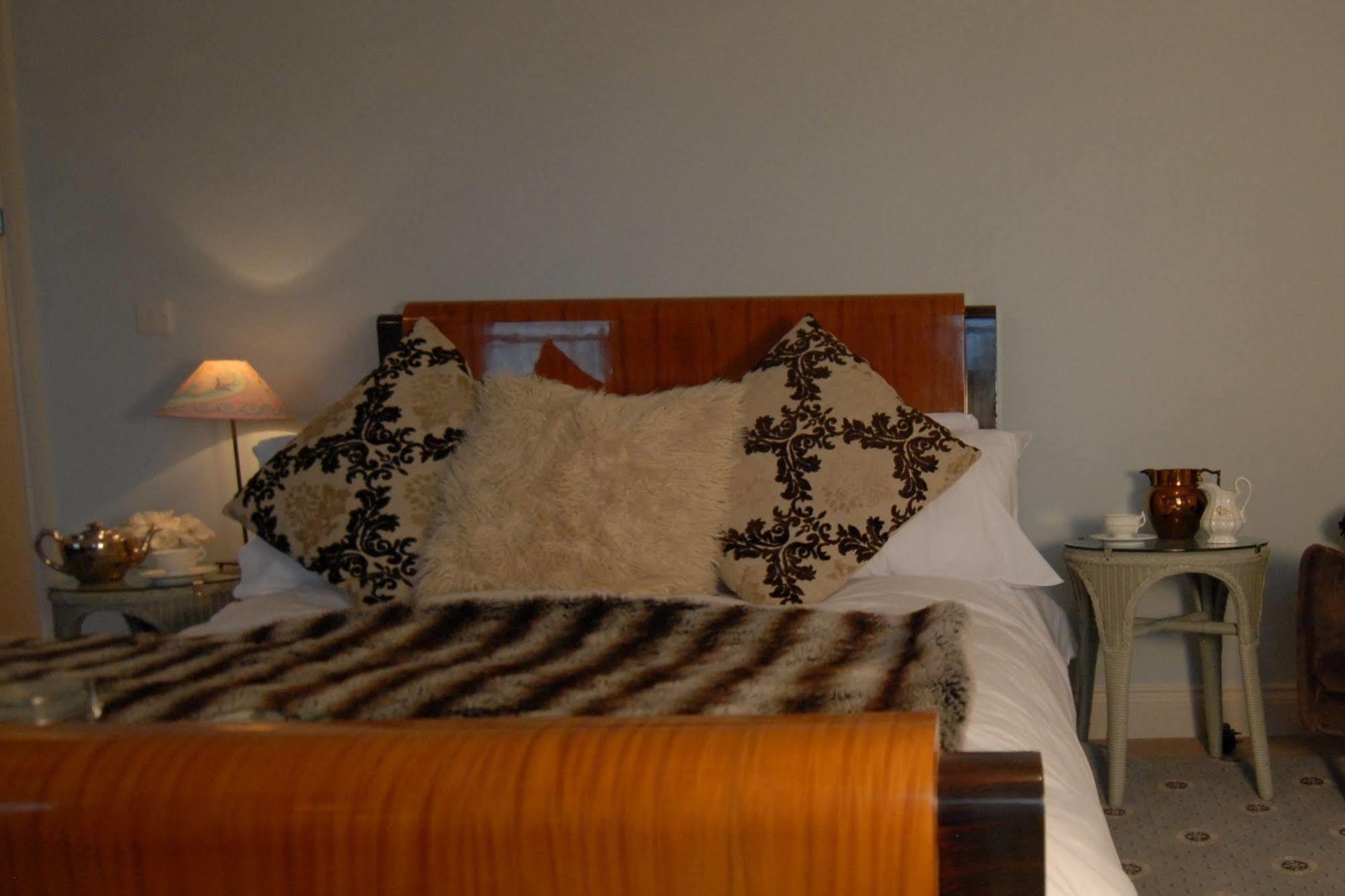 The Bower Inn 브리지워터 외부 사진 A bed with a mink throw